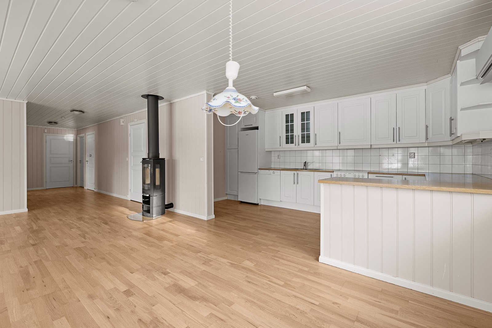 Åpen kjøkkenløsning mot spisestuen. Galleribilde