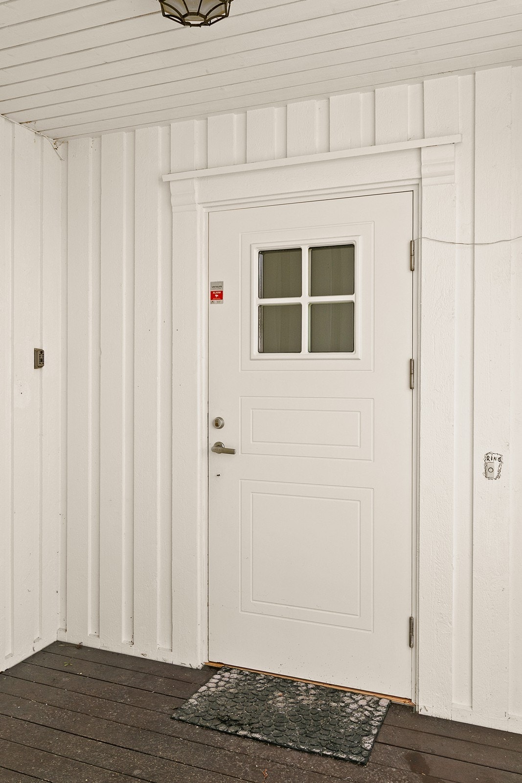 Boligen inneholder: Vindfang, stue, spisestue, kjøkken, 3 soverom, bad og vaskerom.
Garasje og verksted/bod. Galleribilde