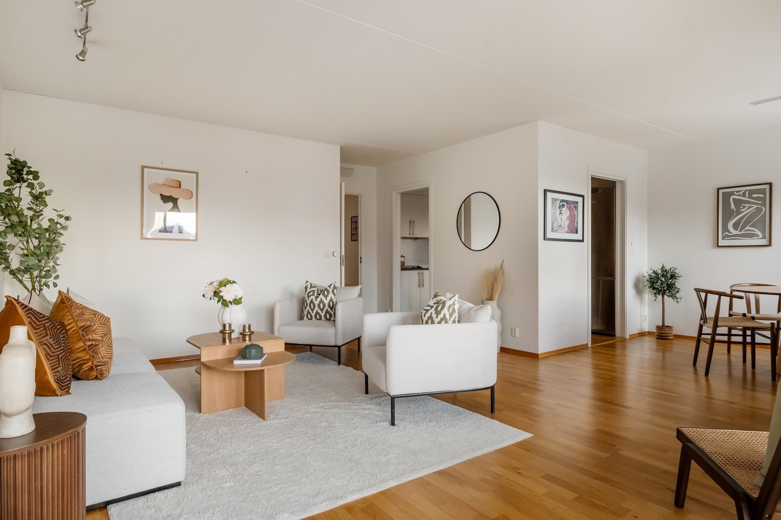 Den gjennomtenkte planløsningen og de delikate fargevalgene gjør rommet enkelt å innrede etter eget ønske. Galleribilde