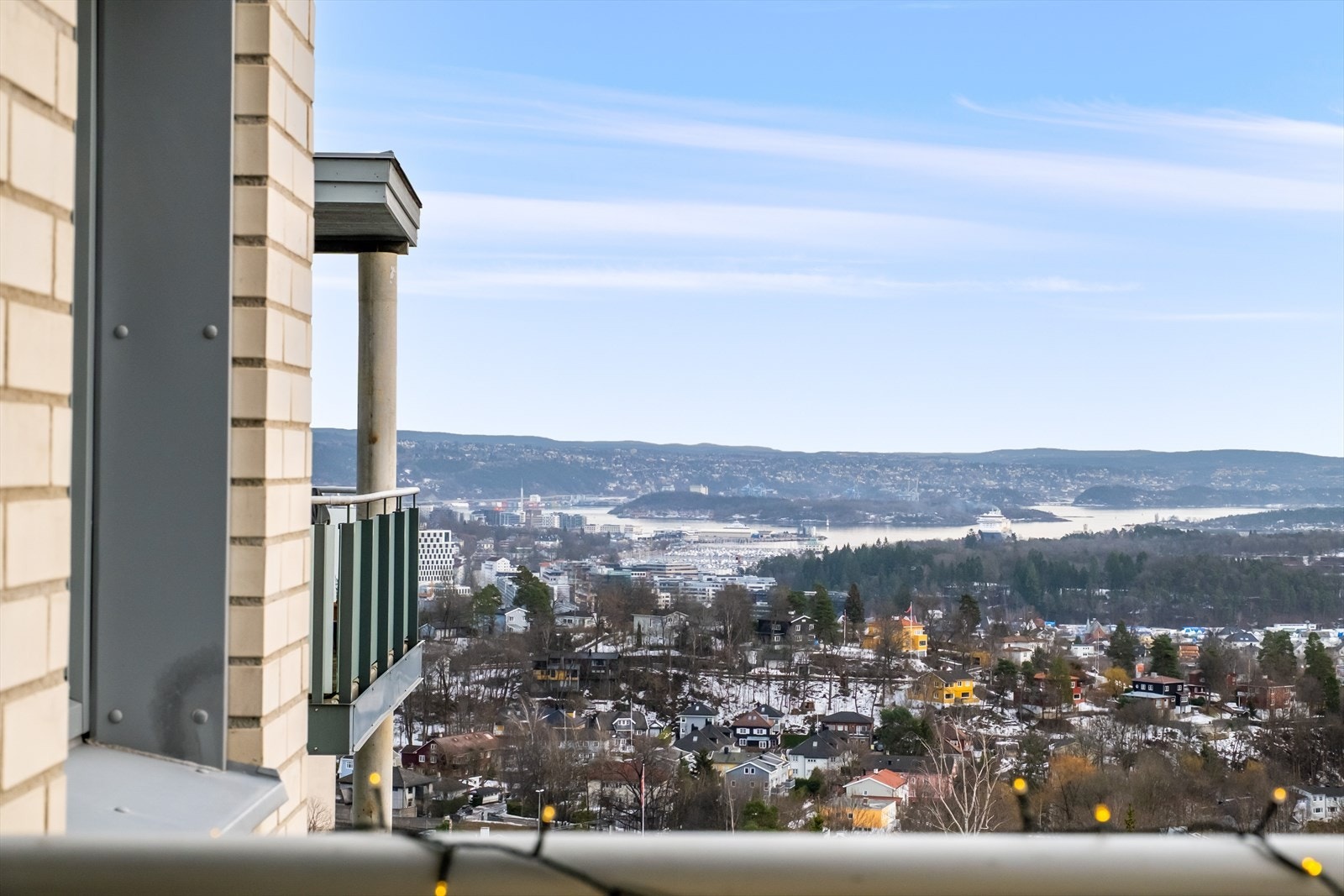Omgivelsene er rolige og barnevennlige, med umiddelbar nærhet til T-bane, matbutikk og barnehage, samt kort vei til skoler, idrettsanlegg og turområder. Galleribilde
