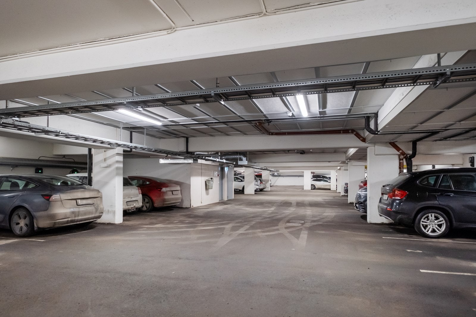 Det medfølger garasjeplass med lader. Galleribilde