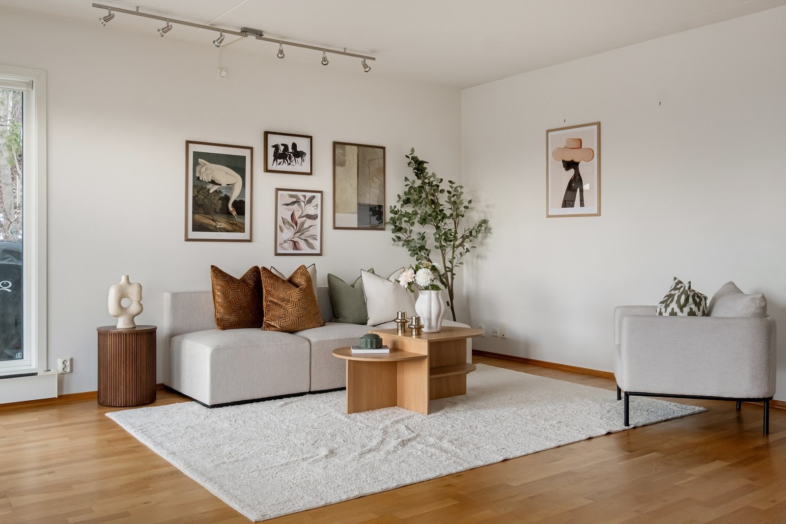 Stuen er leilighetens naturlige samlingspunkt - romslig og innbydende med plass til både sofagruppe og spisebord. Galleribilde