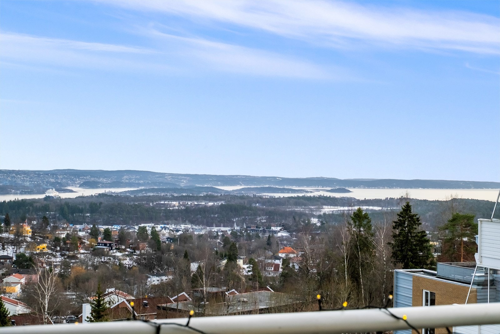 Velkommen til en innbydende 3-roms hjørneleilighet i 5. etasje. Galleribilde