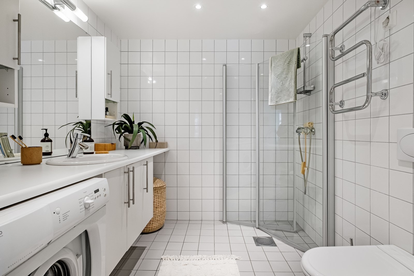 Stort, flislagt bad med gulvvarme og opplegg for vaskemaskin. Galleribilde