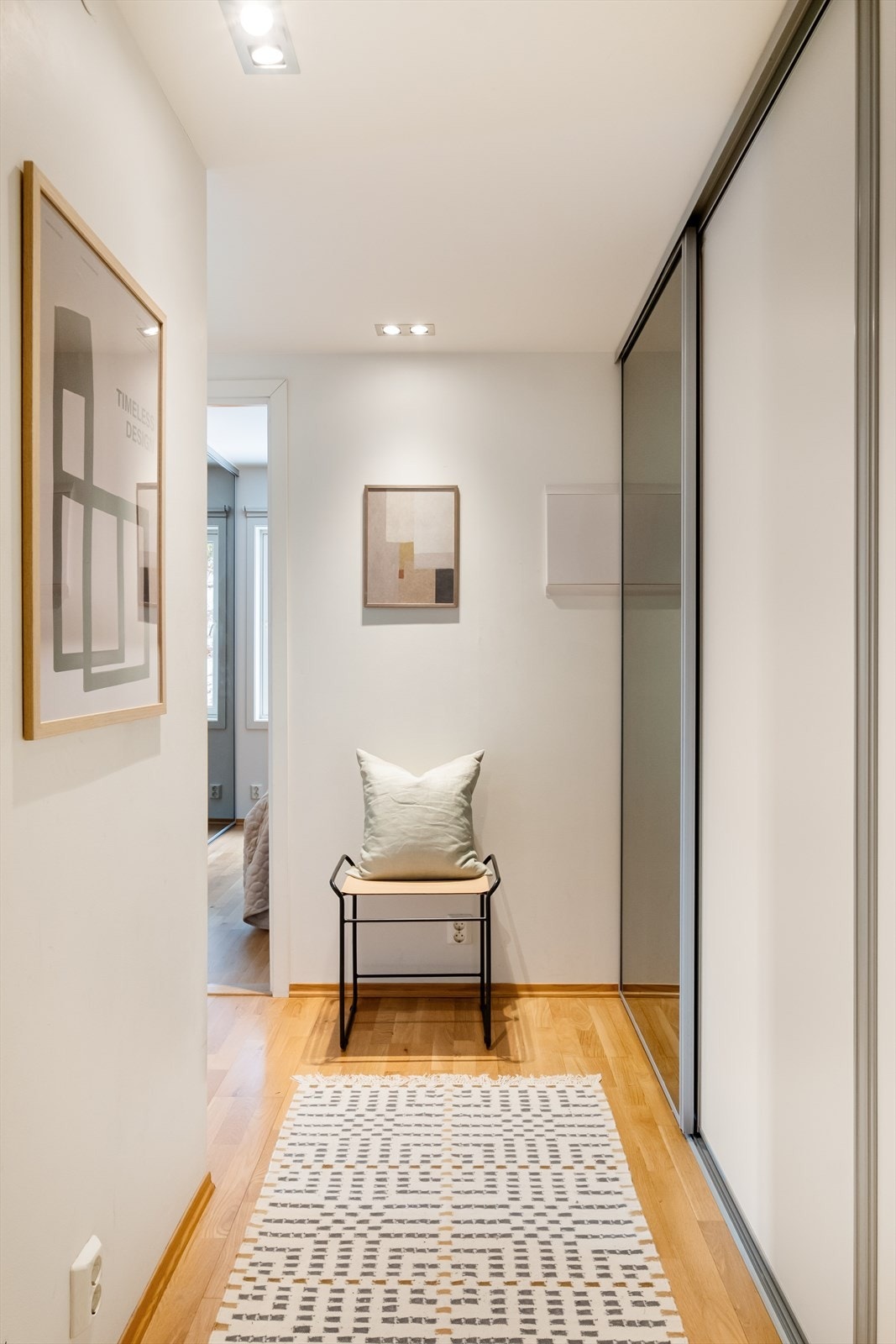 Entreen gir et godt førsteinntrykk med god plass til både sko og yttertøy. Galleribilde