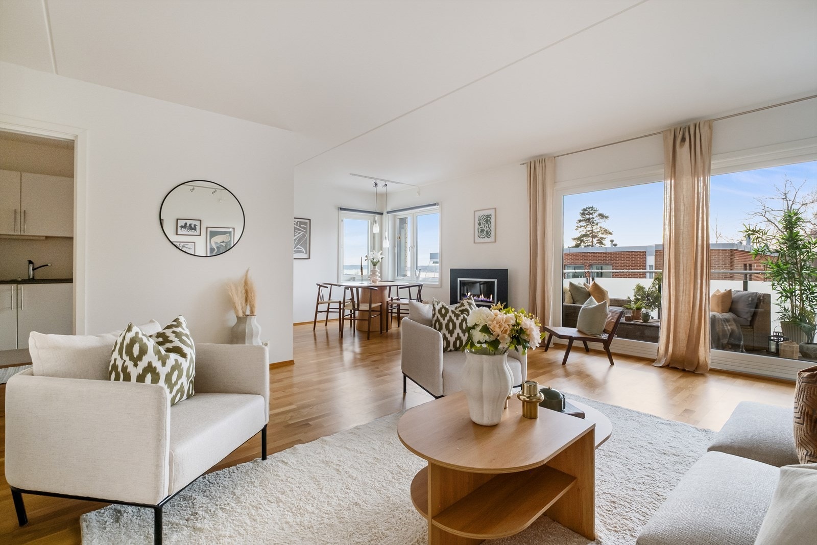 Her får du etterspurte fasiliteter med heisadkomst, garasjeplass med elbil-lader, gasspeis og en overbygd balkong på ca. 12 kvm med fantastisk utsikt over Oslo. Galleribilde