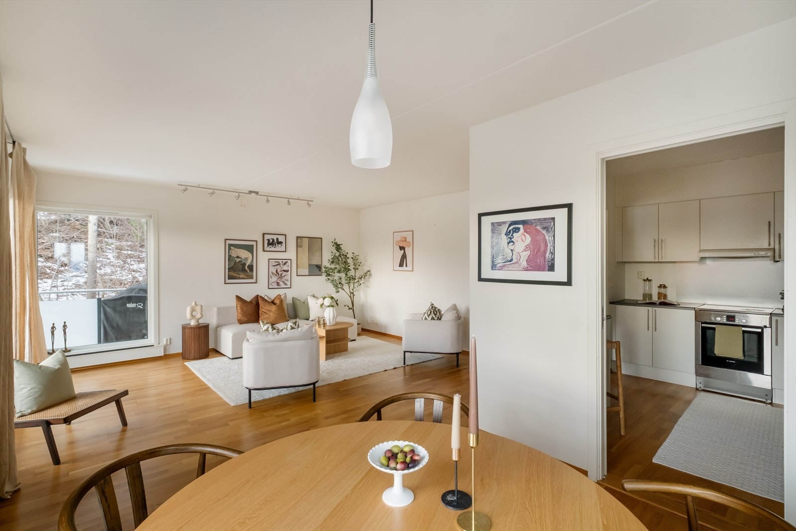 Separat kjøkken i tilknytning til stuen. Galleribilde