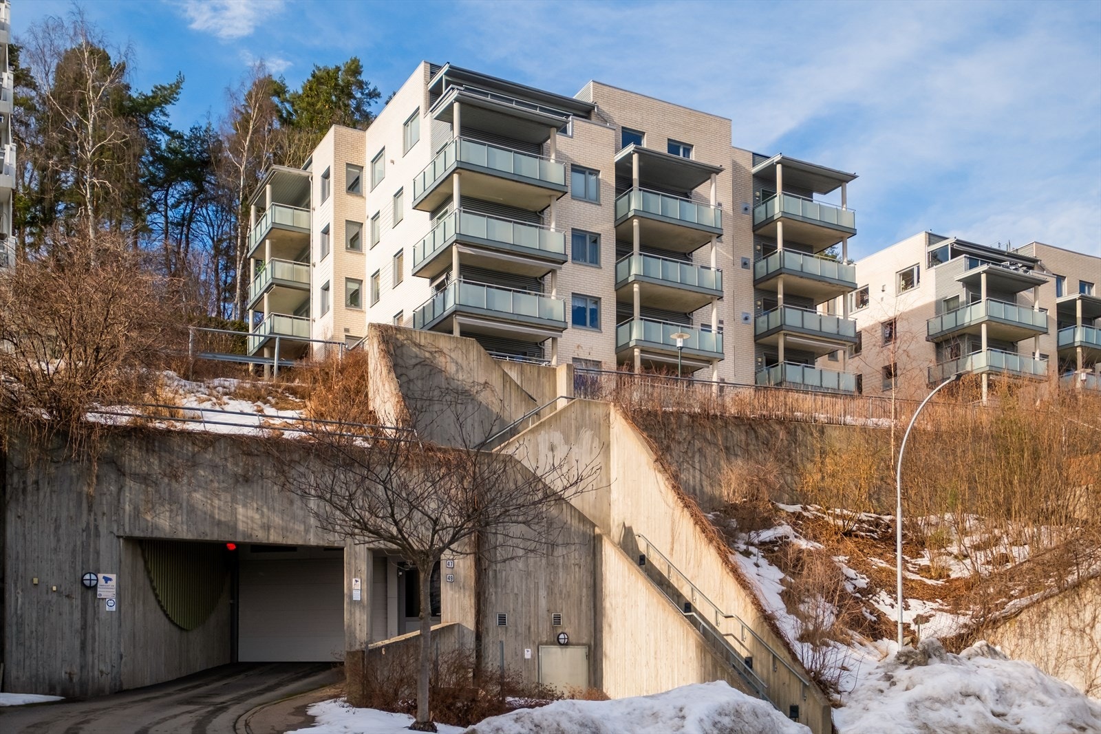 Leiligheten ligger i et attraktivt og etablert boligområde på Ullern i Oslo. Det er nærhet til barnehager, skoler på alle trinn, offentlig kommunikasjon, samt et rikt utvalg av forretninger. Galleribilde