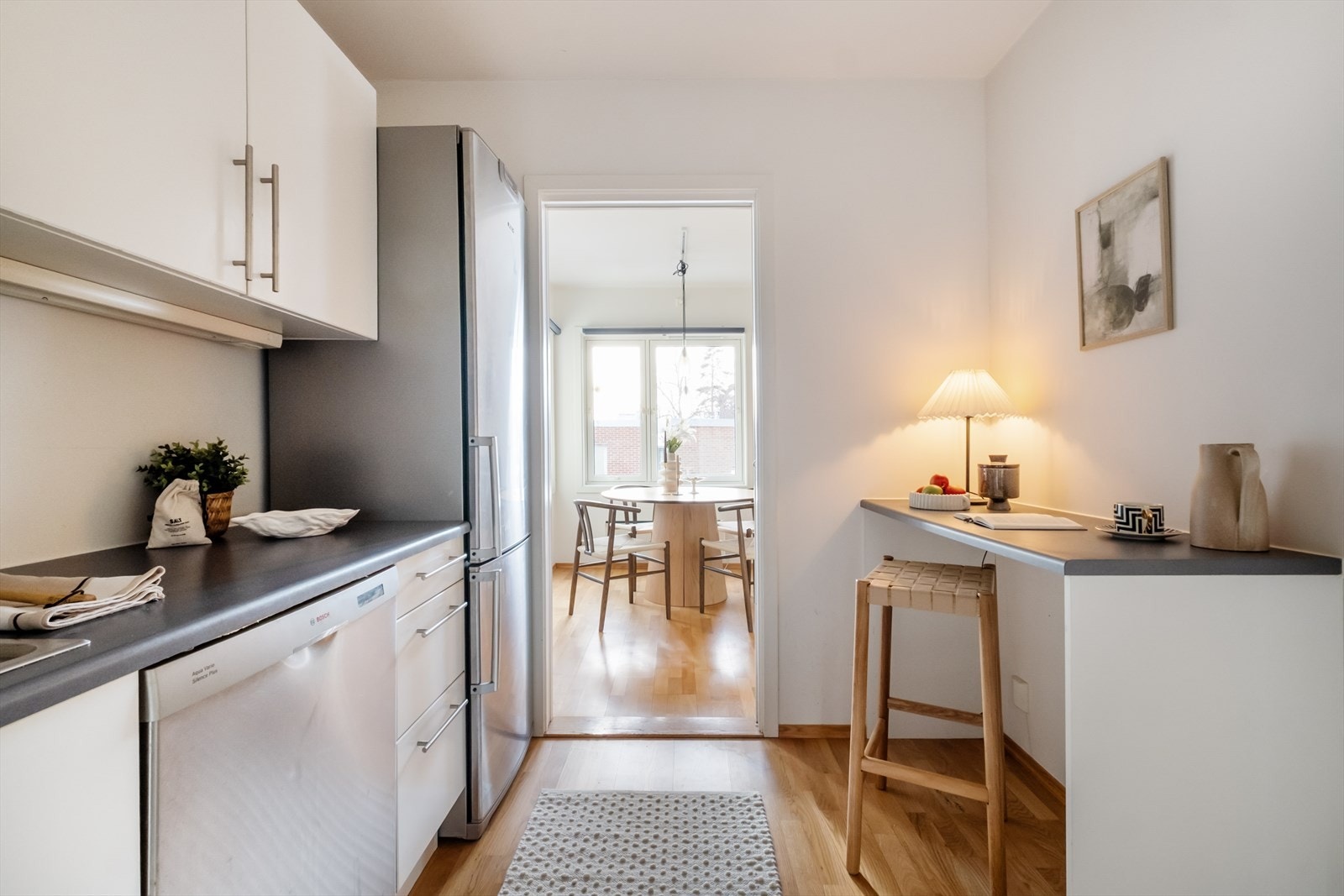 Kjøkkeninnredningen består av glatte skapfronter med over- og underskap som gir god oppbevaringsplass. Galleribilde