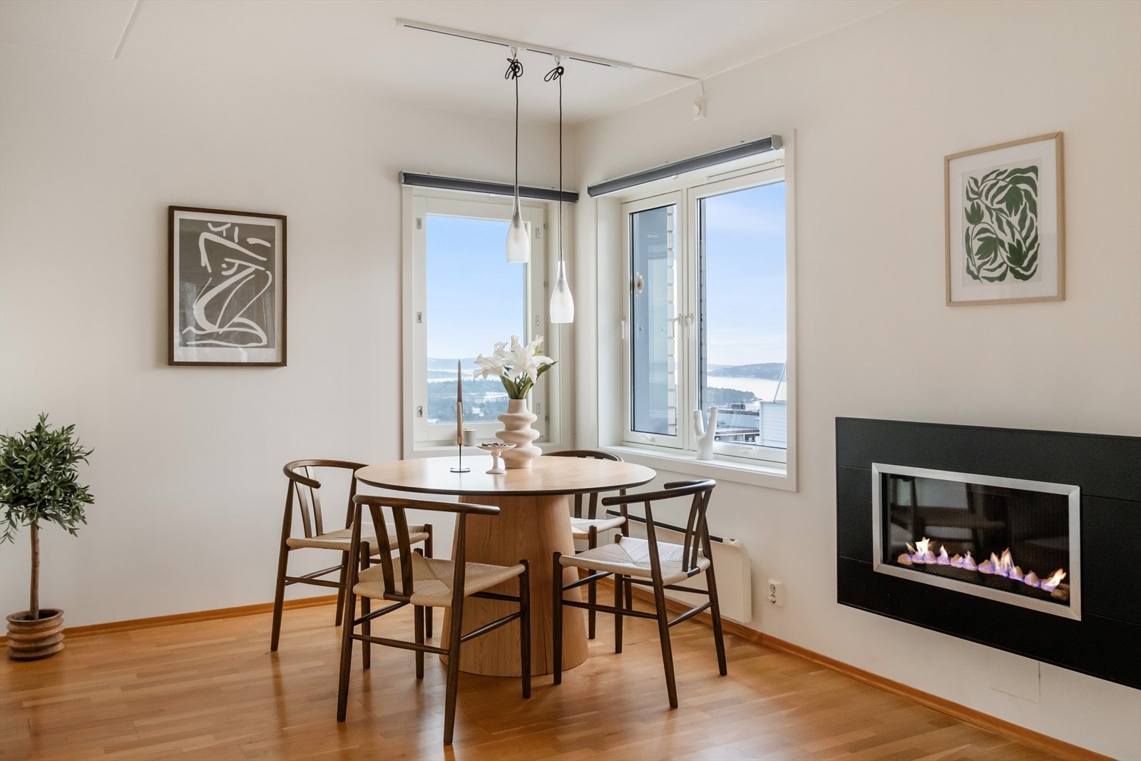 Store vindusflater slipper inn rikelig med naturlig lys og skaper en luftig romfølelse. Galleribilde