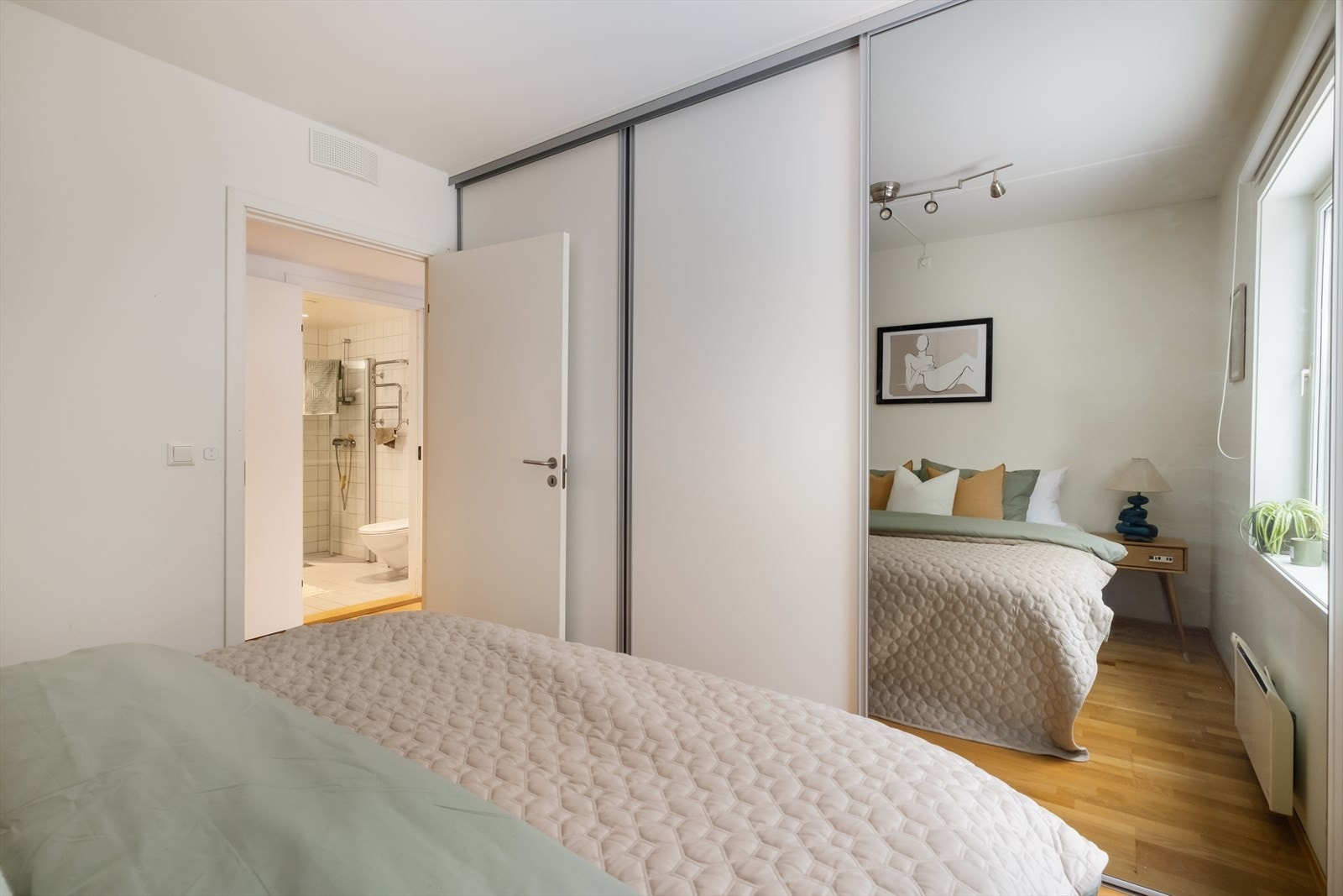 Hovedsoverommet har stor skyvedørsgarderobe. Galleribilde