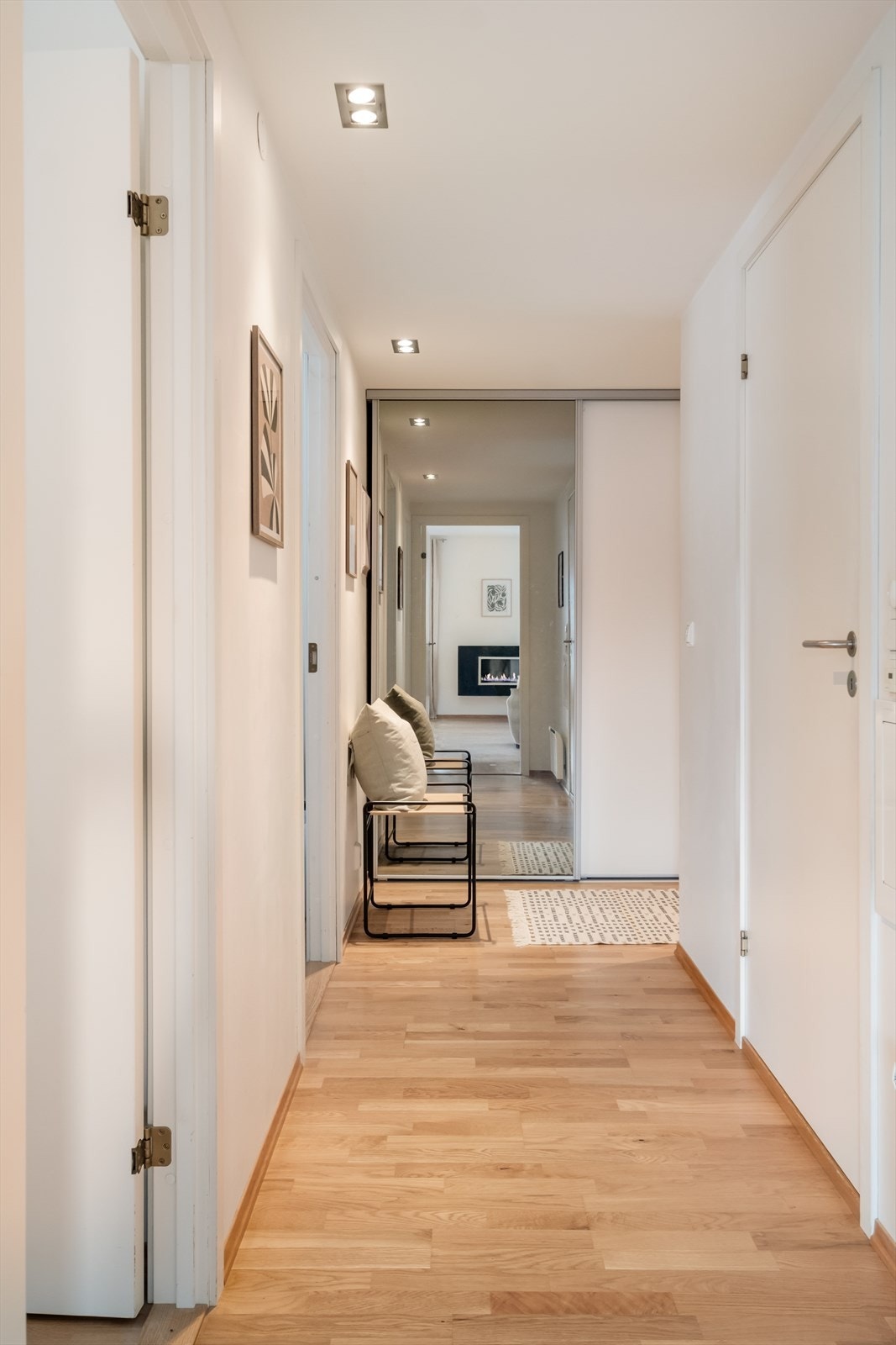 Den romslige skyvedørsgarderoben sørger for praktisk oppbevaring og en ryddig inngang. Galleribilde