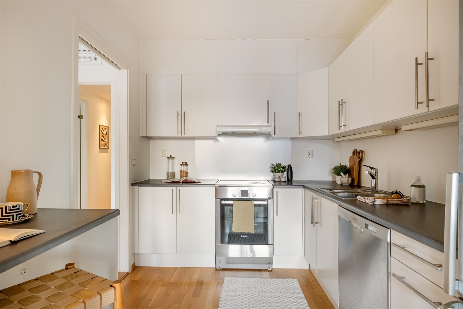 Det er hvitevarer, herunder kjøl/fryseskap, oppvaskmaskin og stekeovn. Galleribilde