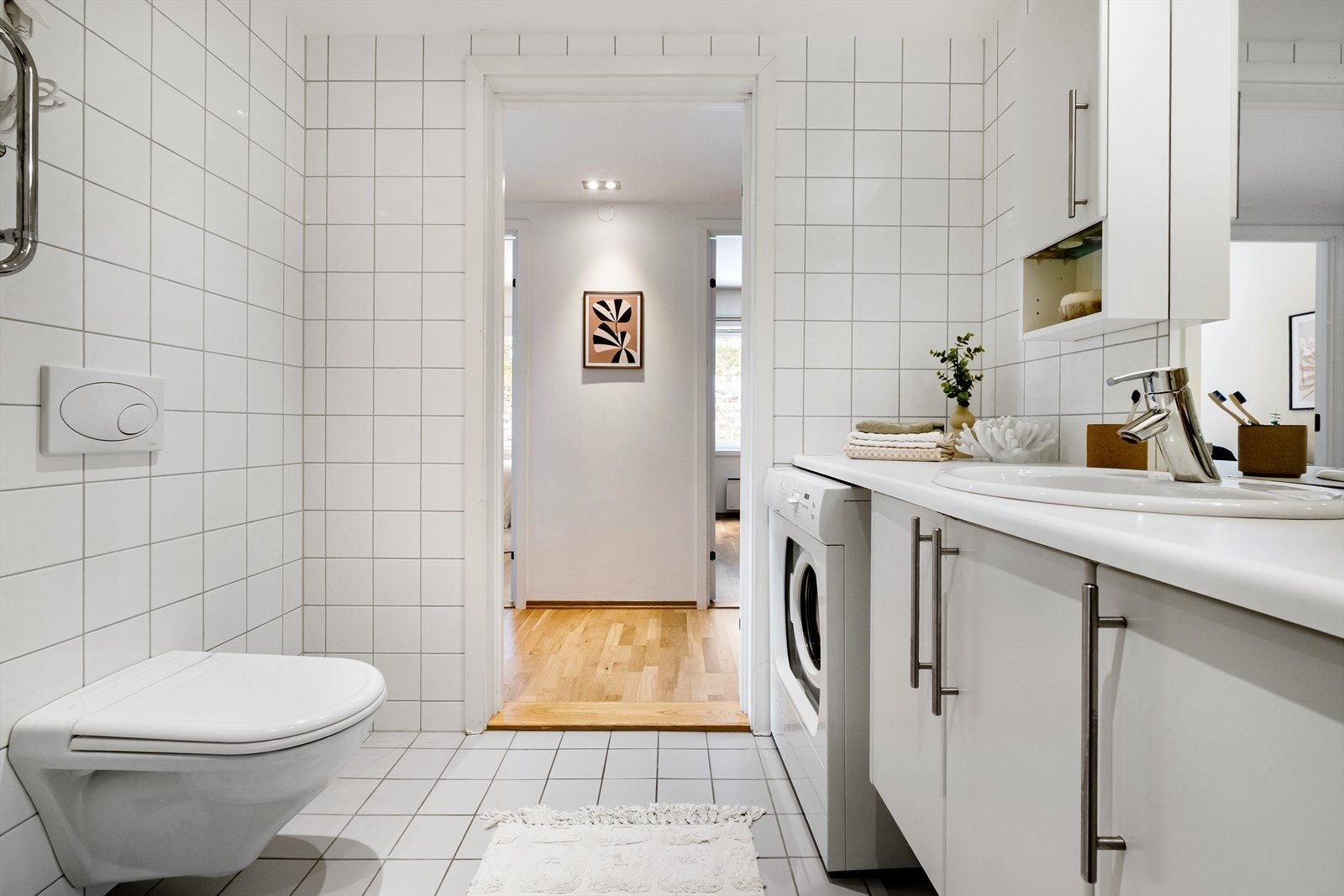 Videre er det montert et vegghengt toalett. God lagringsplass i skap. Galleribilde