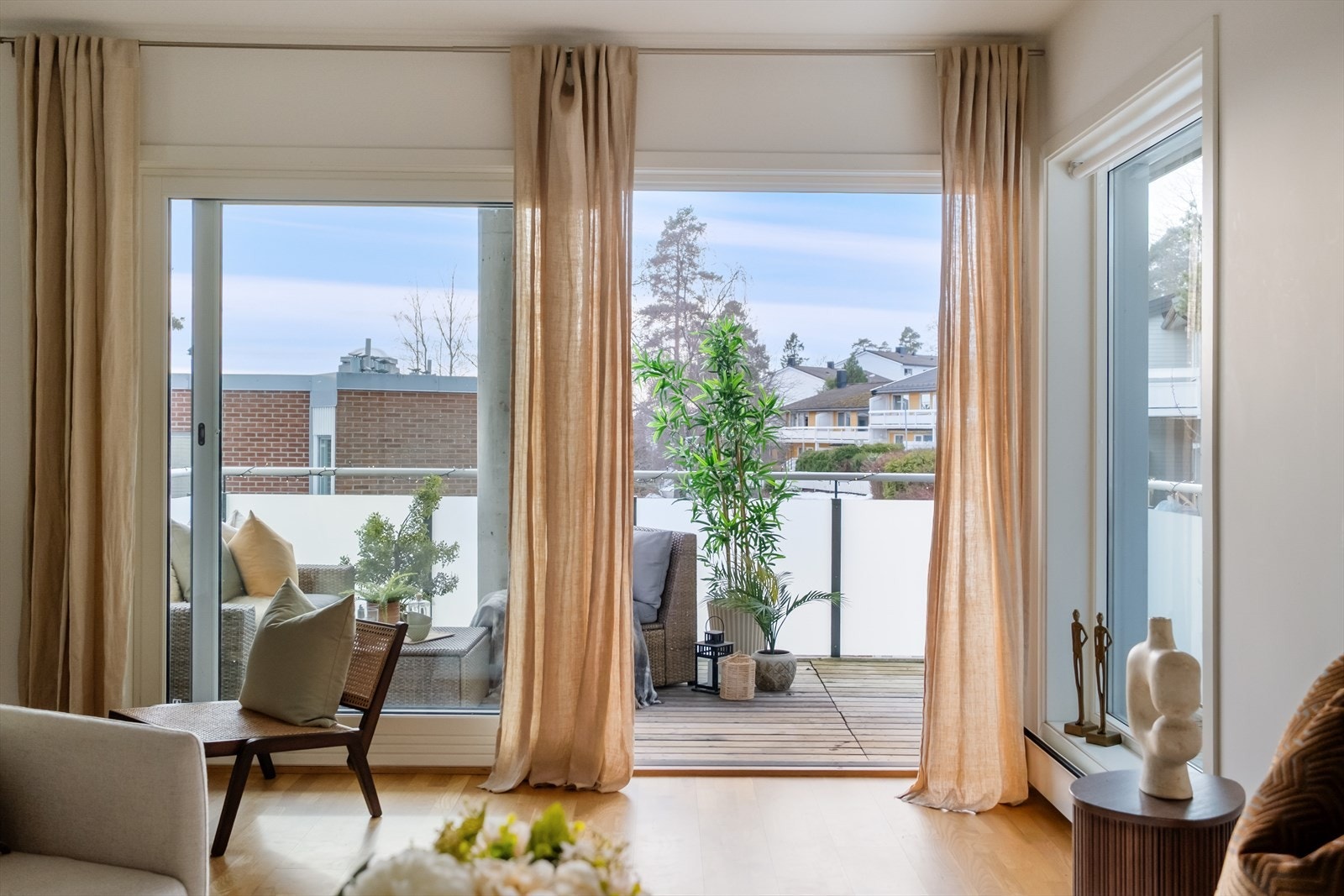 Boligen fremstår med stilrene farge- og materialvalg og har en praktisk planløsning. Galleribilde