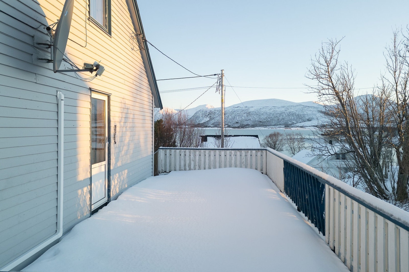 Sørvendt terrasse med utgang fra stuen i hovedetasjen, med god solgang og fin utsikt. Galleribilde