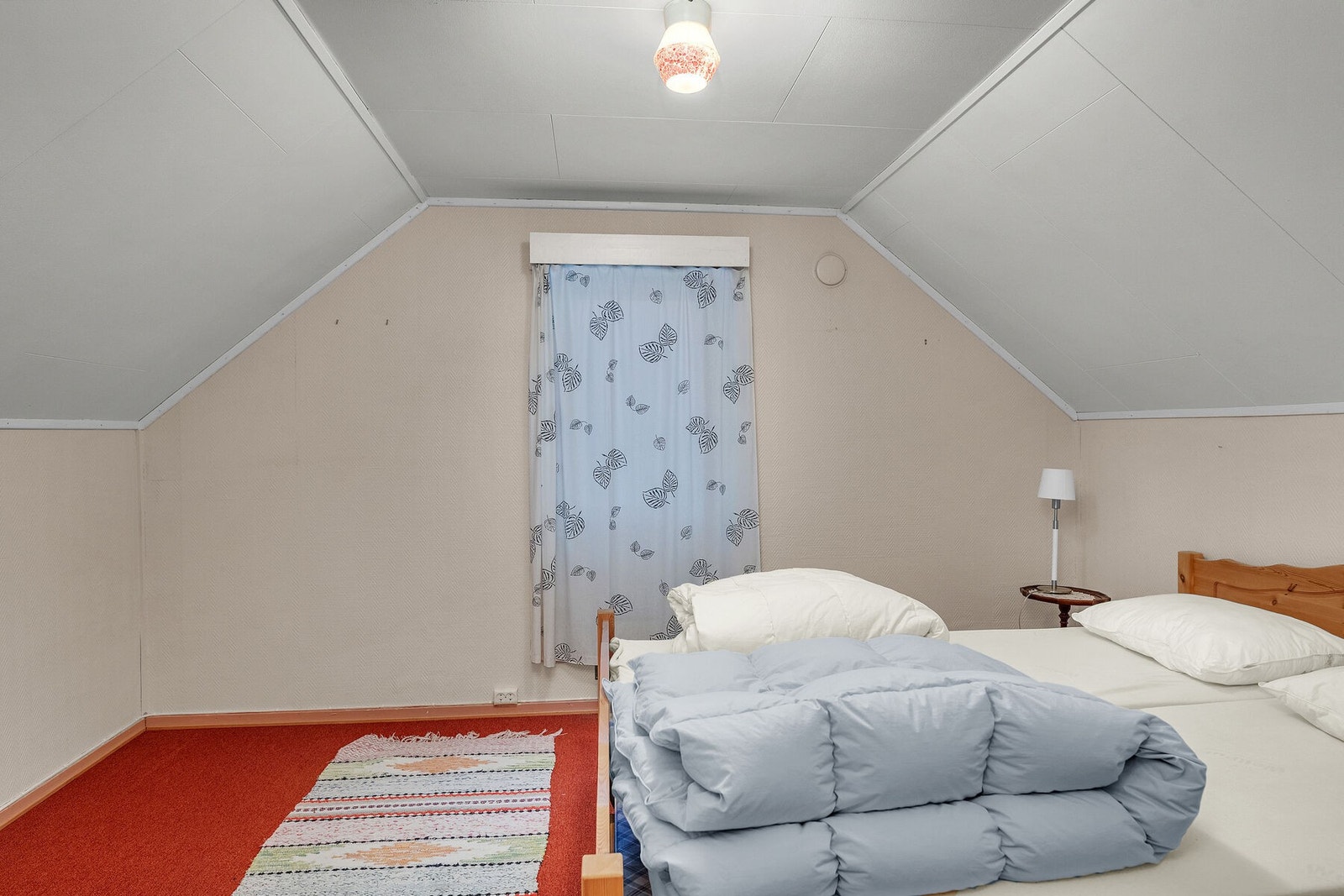Soverom 1 i loftsetasjen. (Loftsetasjen er ikke omsøkt, soverom er derav ikke godkjent) Galleribilde
