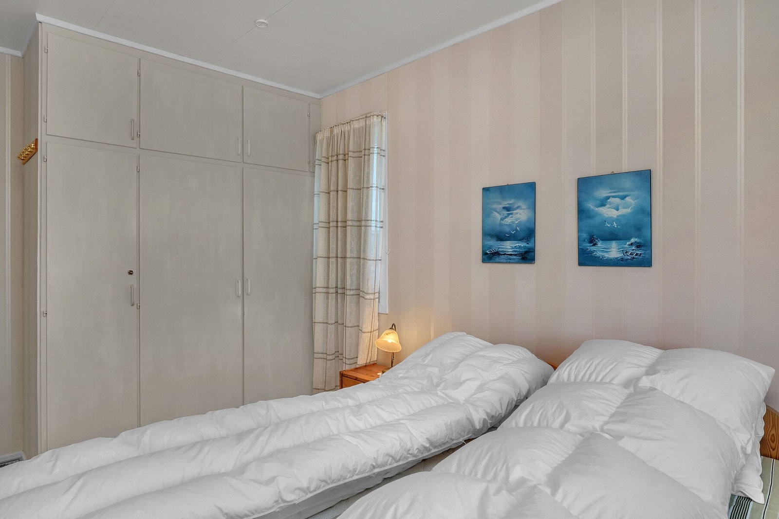 Soverom 1 er romslig, og har gode oppbevaringsmuligheter i plassbygde skap. Galleribilde