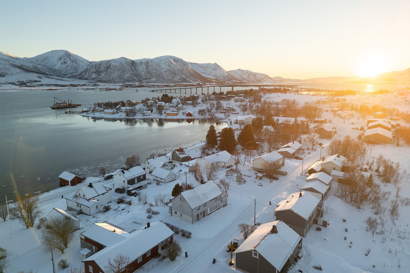 Nærhet til havet og Risøyhamn broen. Galleribilde