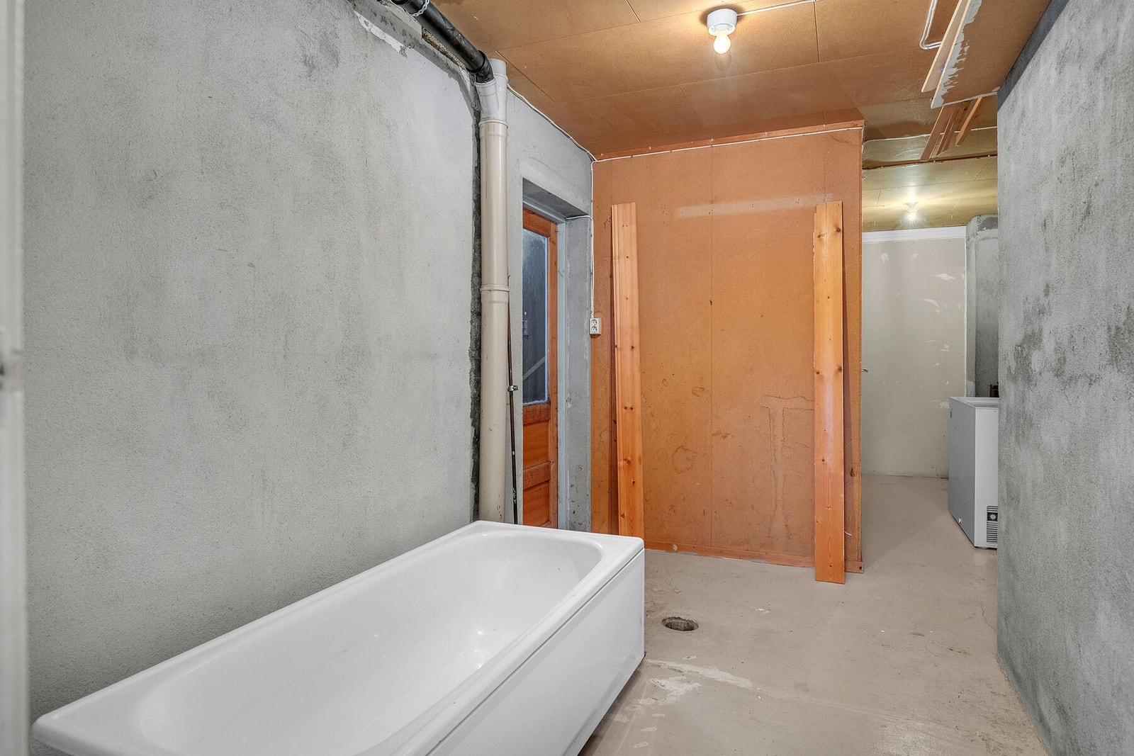 Mellomgang mellom vaskerom og boder. Galleribilde