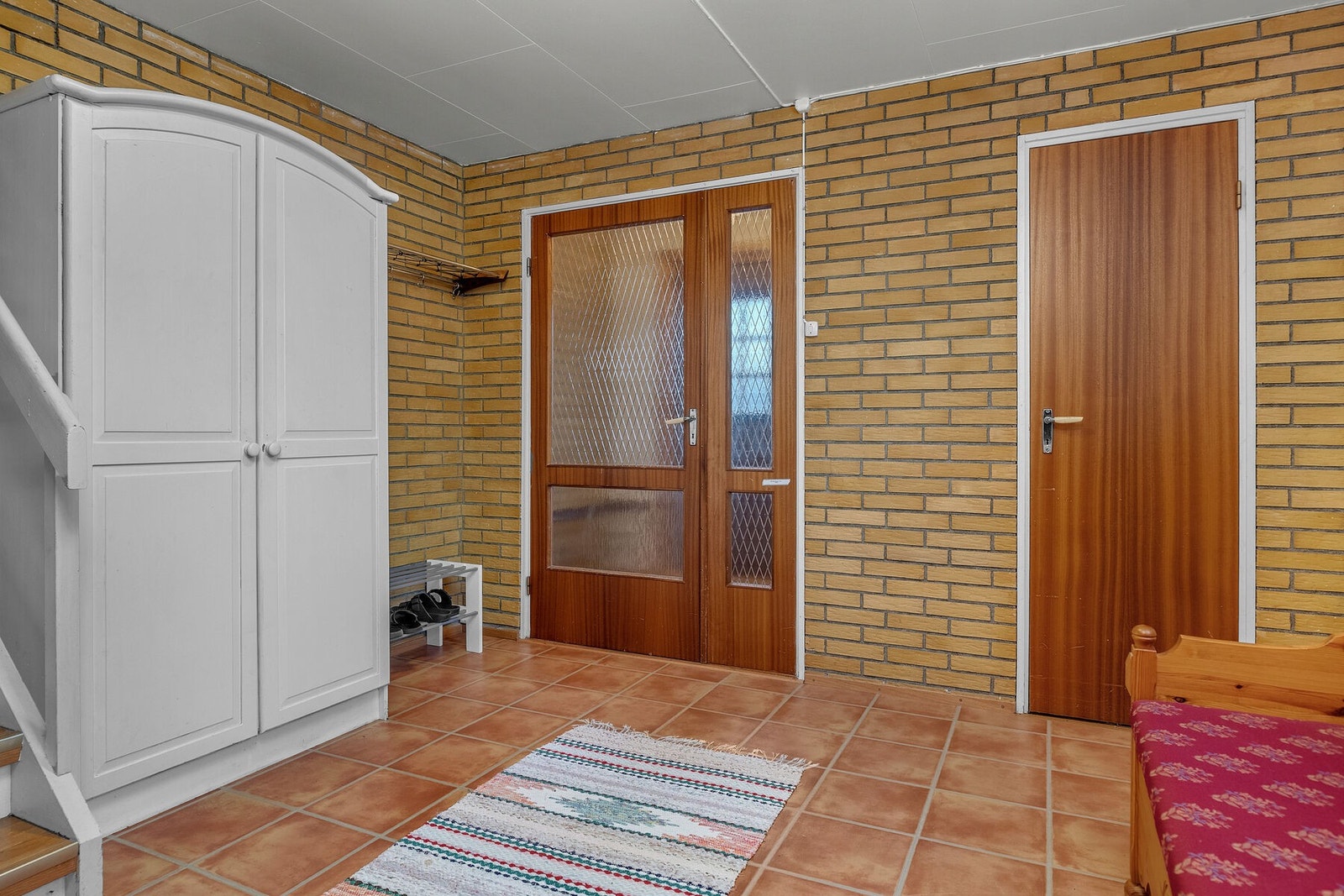 Hall mellom vindfang og øvrige rom. Inn døren til høyre er det en liten bod. Galleribilde