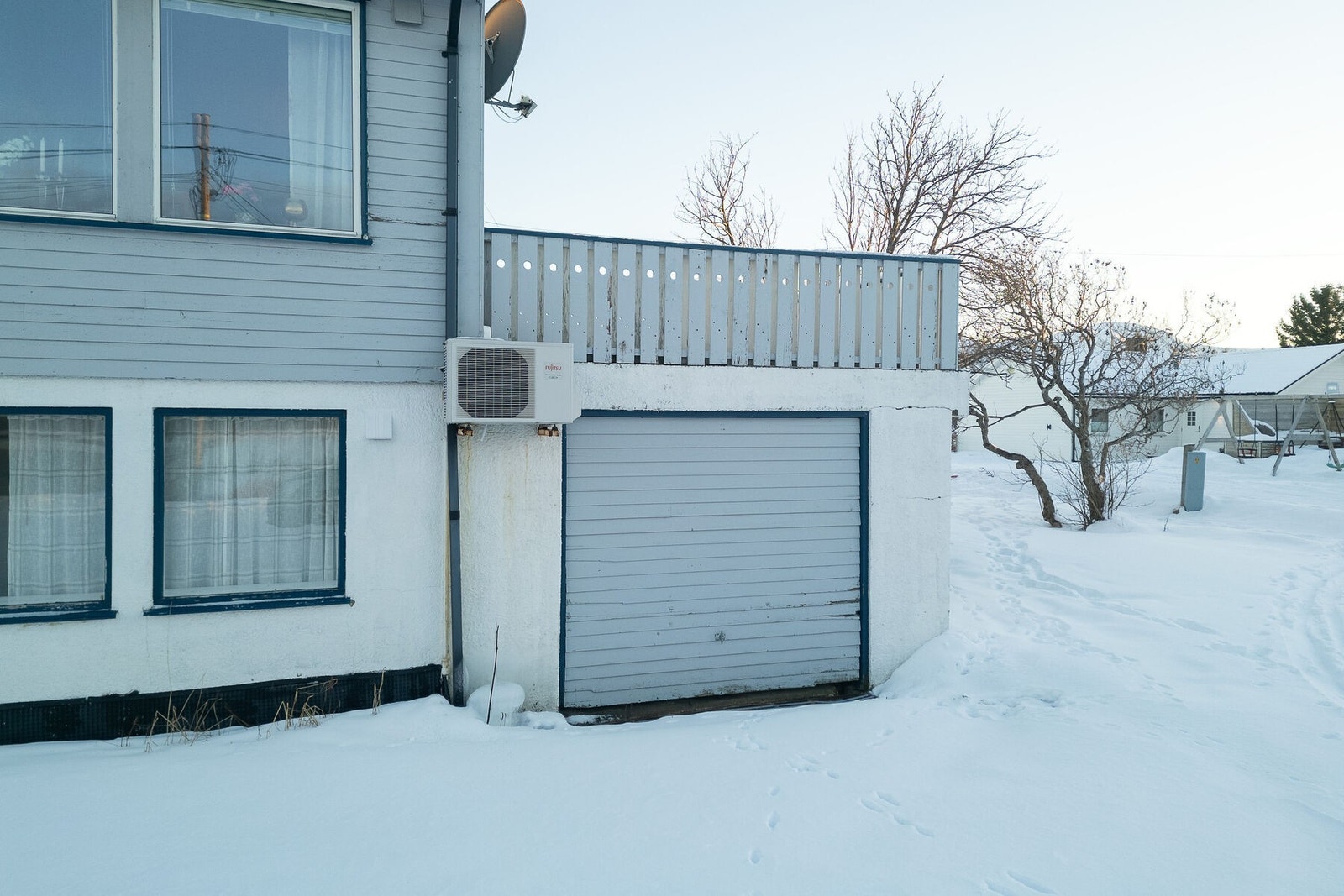 Eiendommen byr på gode parkeringsmuligheter med integrert garasje, biloppstillingplasser, samt frittstående garasje på tilleggstomt. Galleribilde