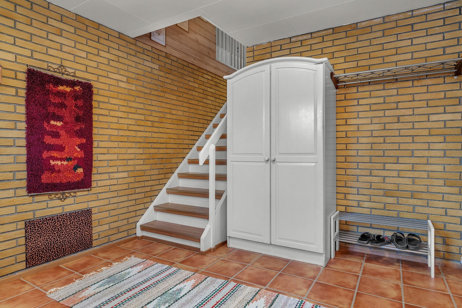 Hallen har også trapp opp til 1. etasje. Galleribilde