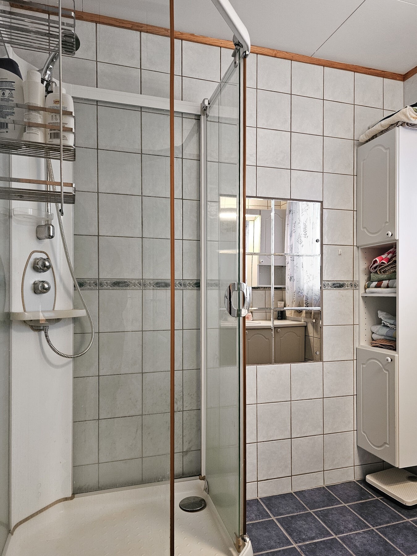 Flislagt bad med gulvvarme, dusjkabinett og servant. Galleribilde