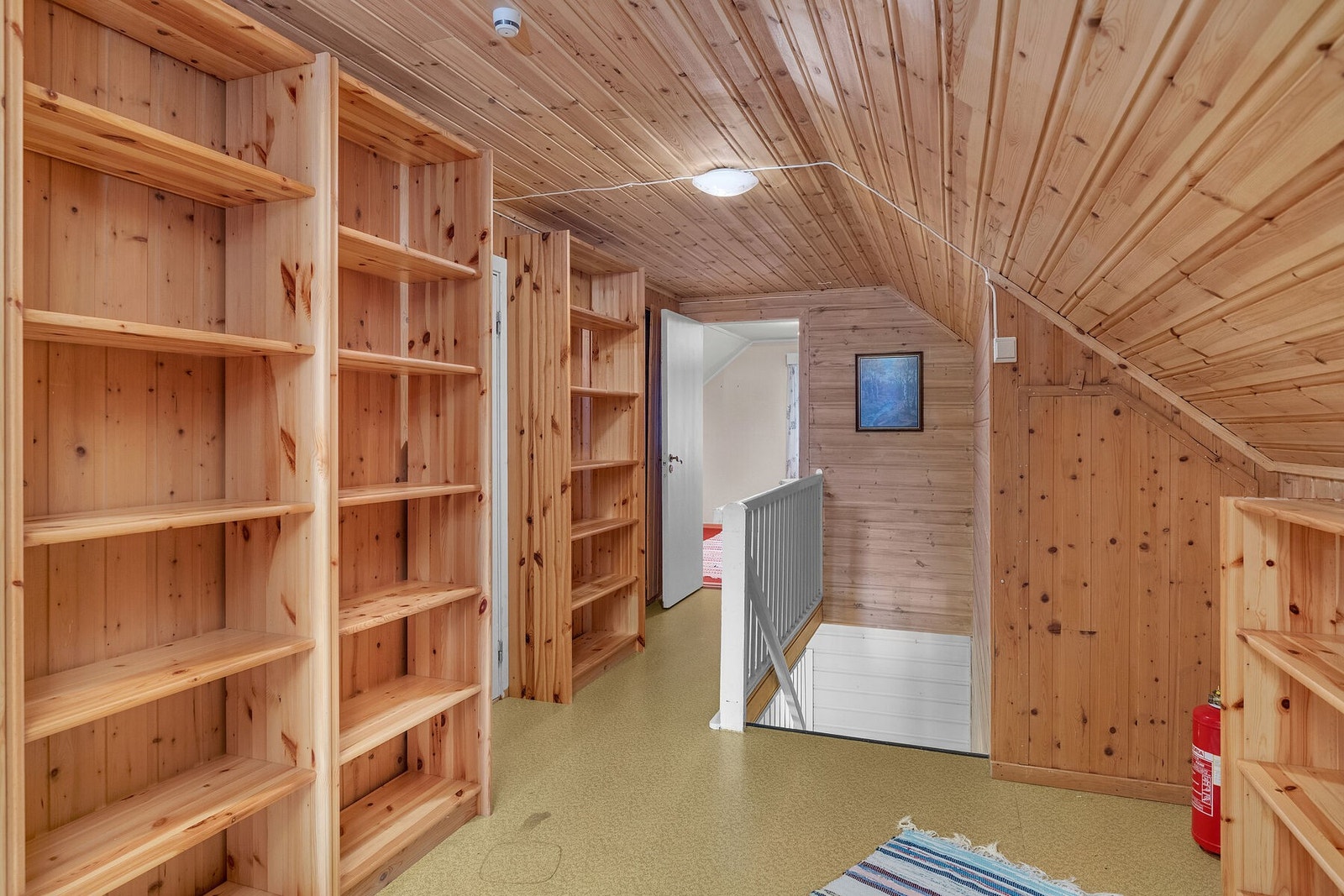 Gang i loftsetasjen. (Loftsetasjen er ikke omsøkt, gang er derav ikke godkjent) Galleribilde