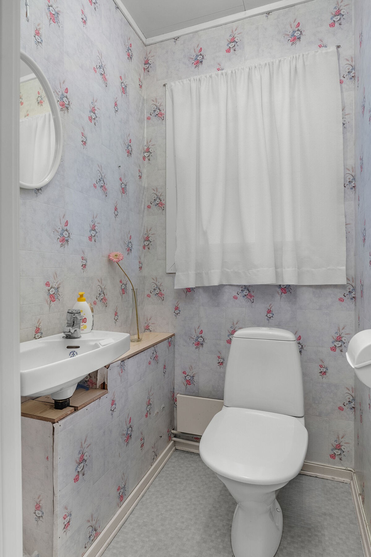 Eget adskilt WC-rom med toalett og servant. Tapet på vegg og vinylbelegg på gulv. Galleribilde