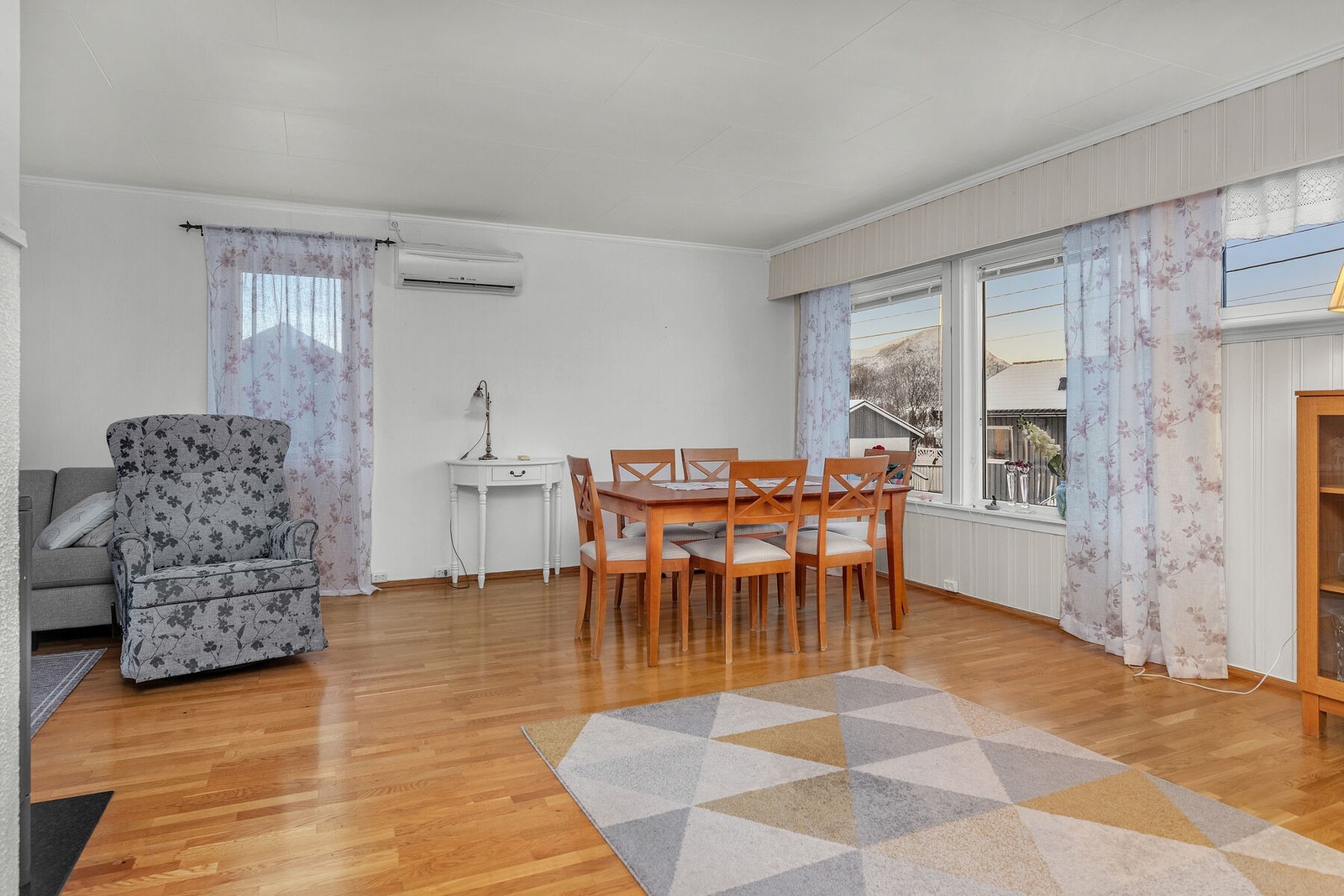 Stue med god plass til møblering av spisegruppe og sofakrok. Galleribilde