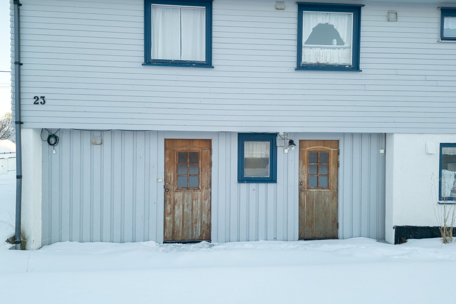 Inngangsparti med adkomst til boligens hoveddel til venstre, og utleiedel til høyre. Galleribilde