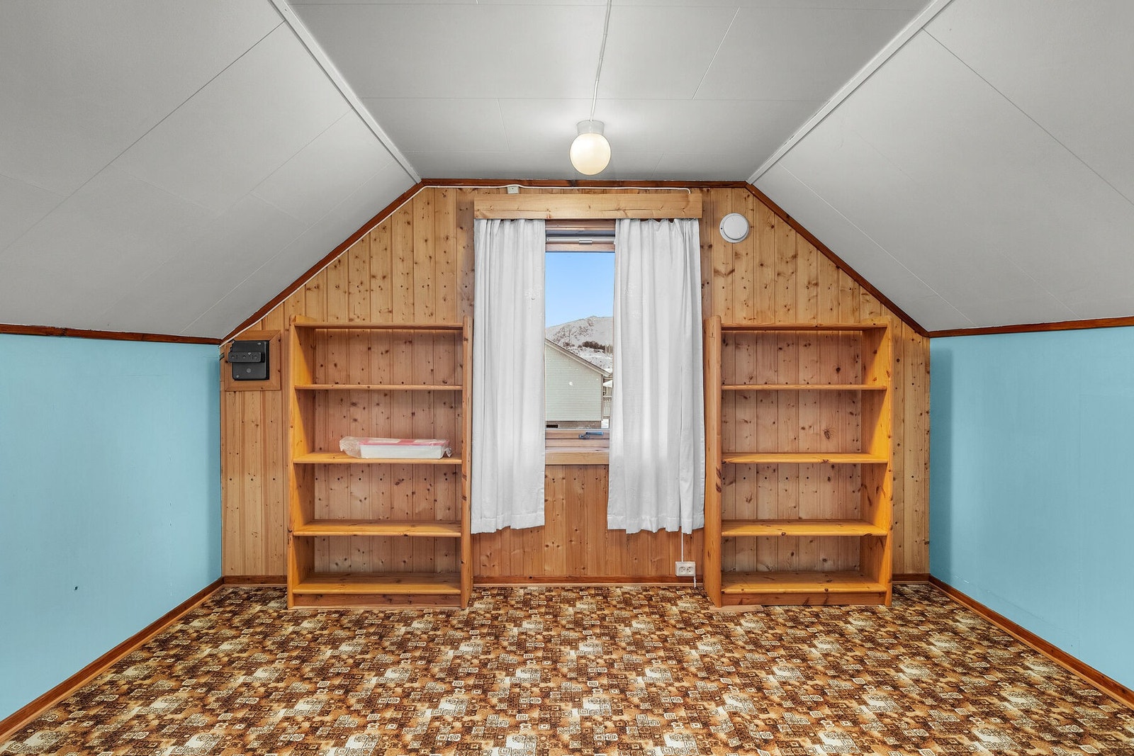 Soverom 2 i loftsetasjen. (Loftsetasjen er ikke omsøkt, soverom er derav ikke godkjent) Galleribilde