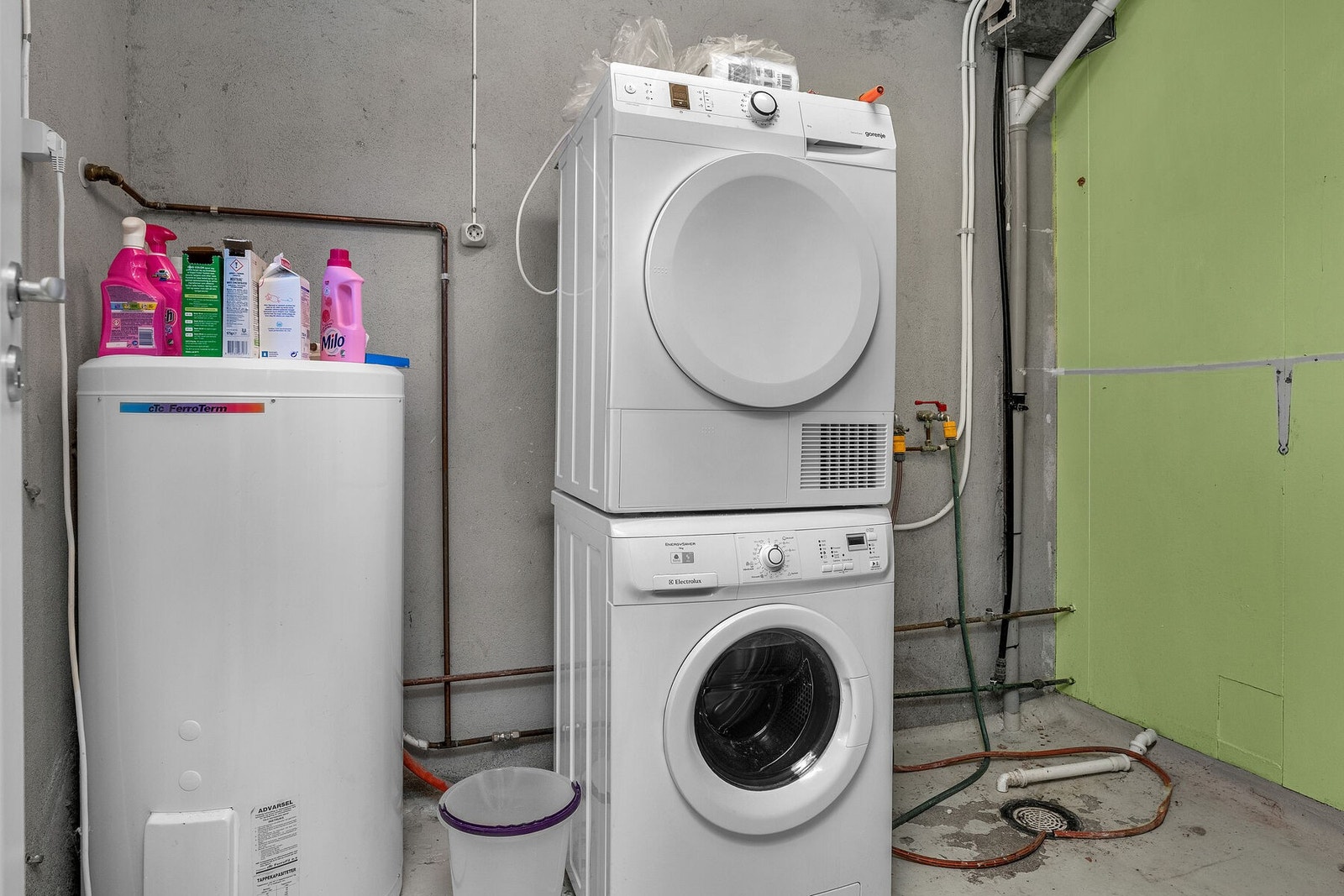 Praktisk vaskerom med opplegg for vaskemaskin og tørketrommel, samt varmtvannsbereder. Herfra er det videre adkomst til gang og boder. Galleribilde