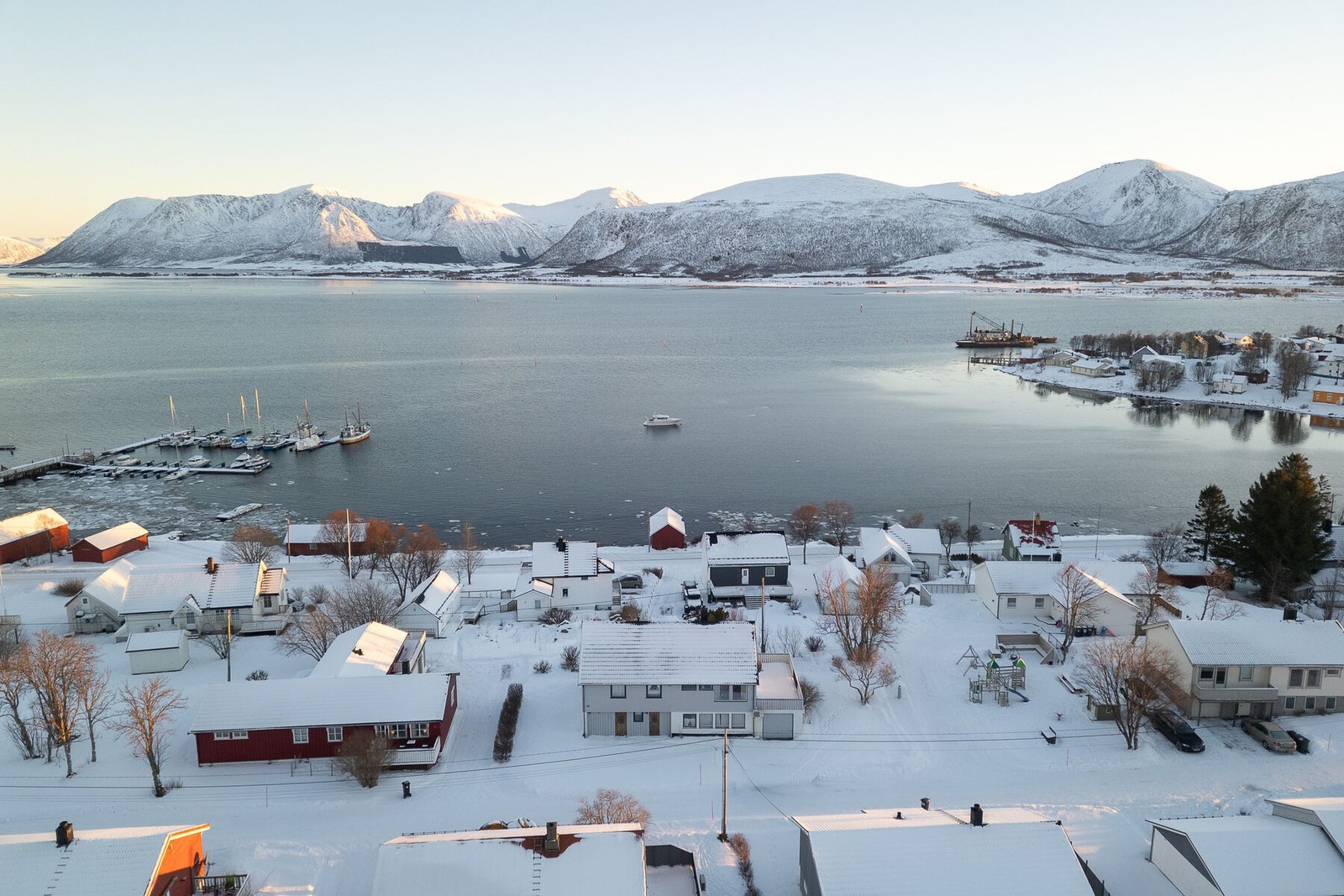 Her har du en flott mulighet til å forme ditt eget drømmehjem i naturskjønne omgivelser, med det meste innen gangavstand. Galleribilde