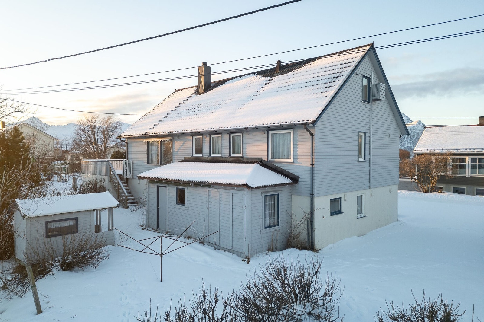 Eiendommen byr på gode muligheter for både hage, uteplass og tilpasninger etter behov. Godt med boltreplass! Galleribilde