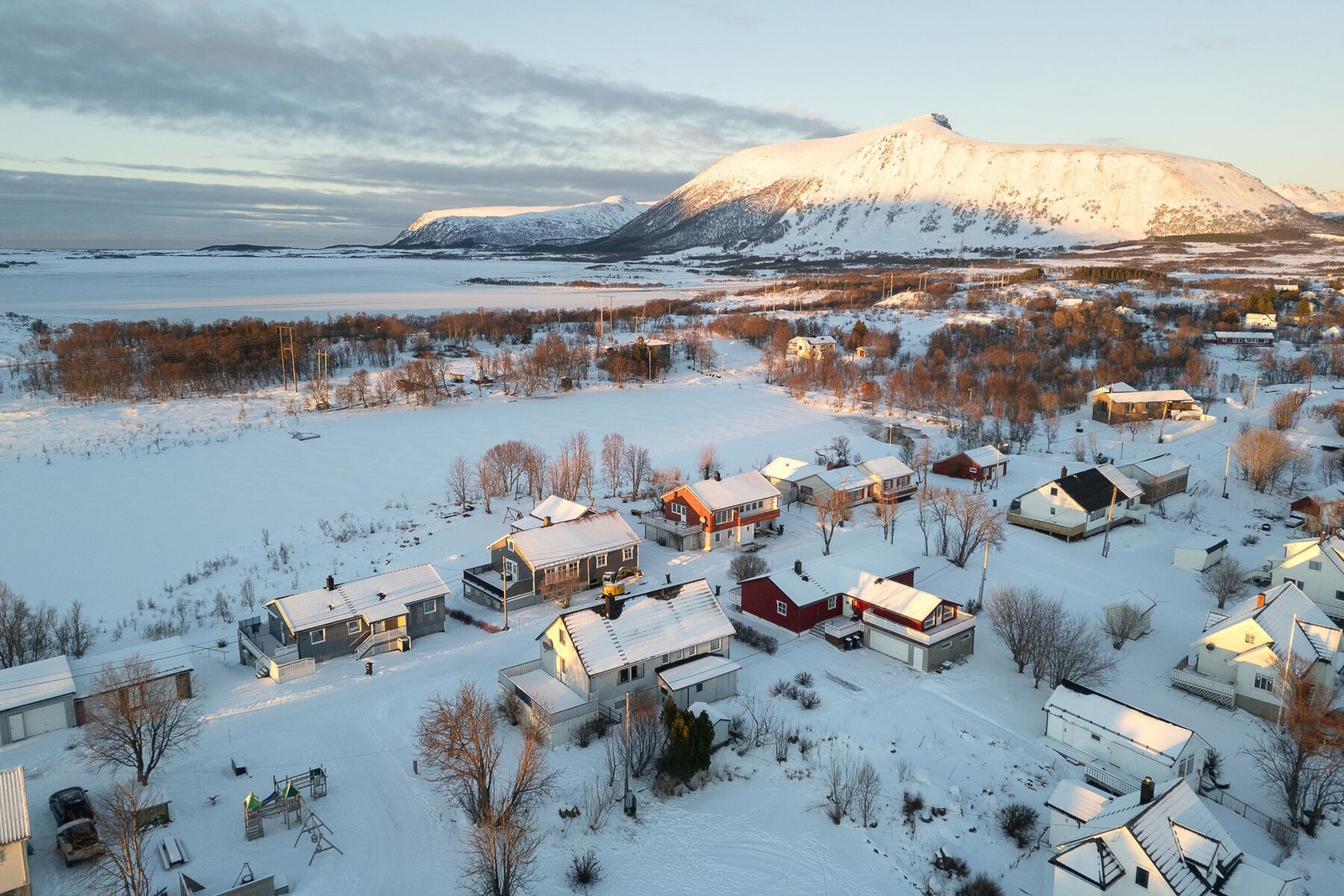 Rolig boligområde med naturen rett utenfor døren. Galleribilde