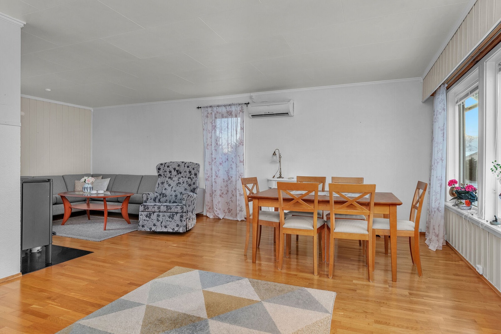 Stuen har både varmepumpe og vedovn, som sikrer behagelig komfort året rundt. Galleribilde