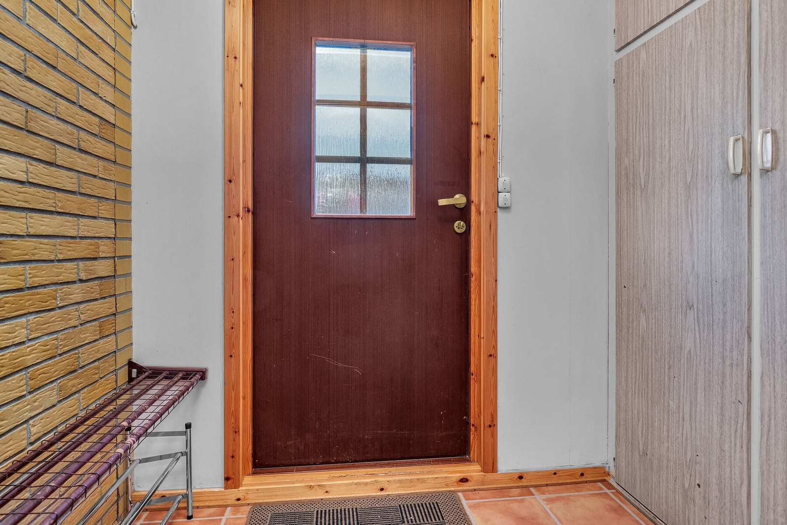 Velkommen inn i boligens hoveddel! Vindfang med plass til sko og ytterklær. Galleribilde