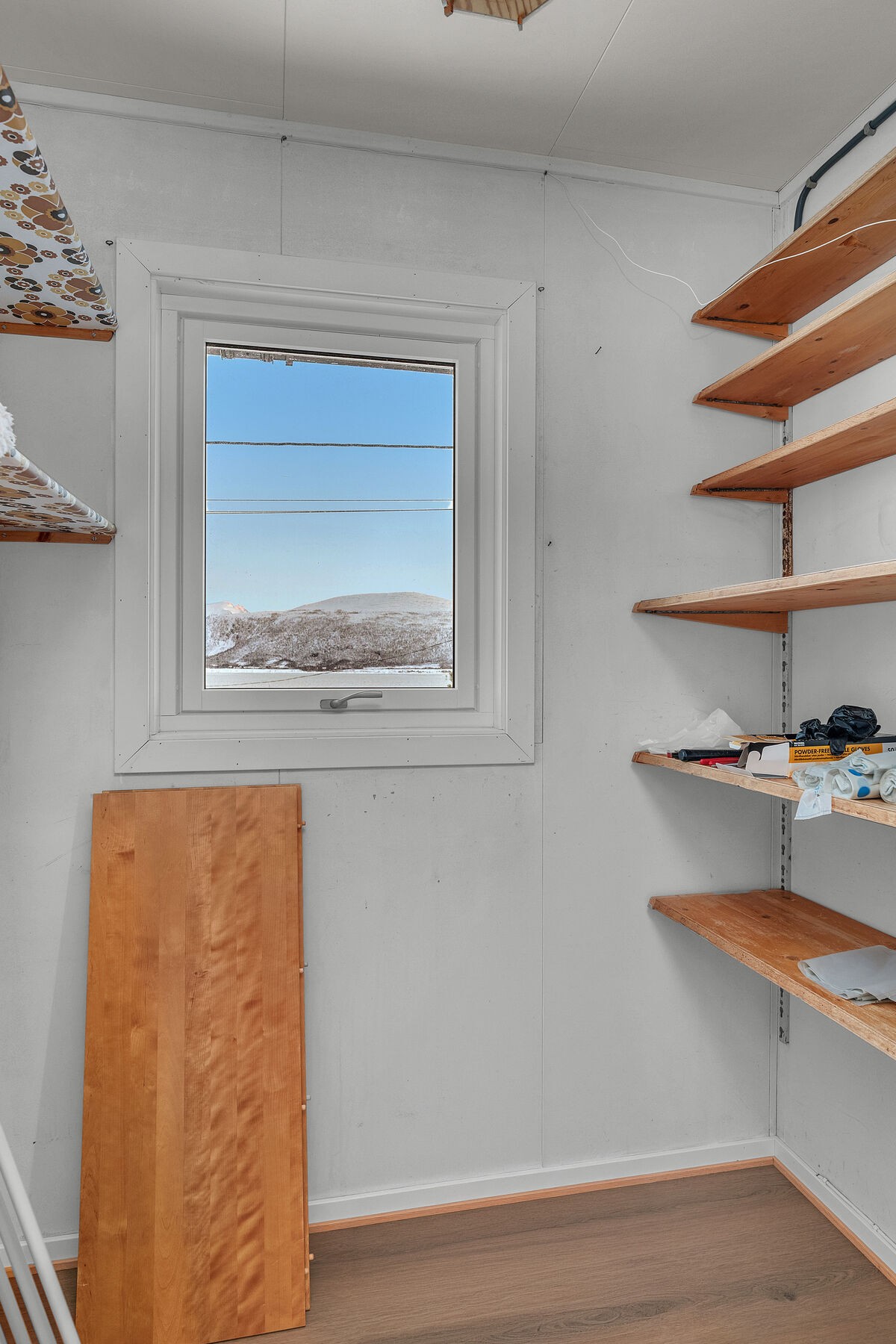 Praktisk bod som gir god lagringsplass i hovedetasjen. Galleribilde