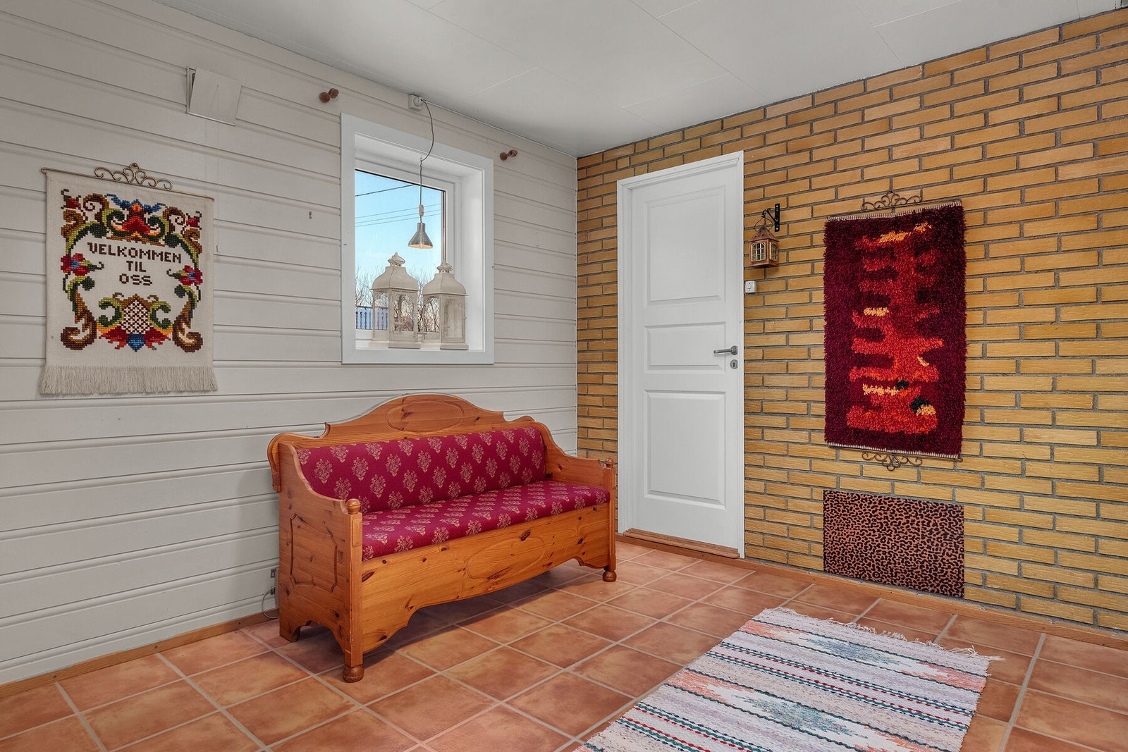 Romslig hall med flislagt gulv og direkte tilgang til separat vaskerom. Galleribilde