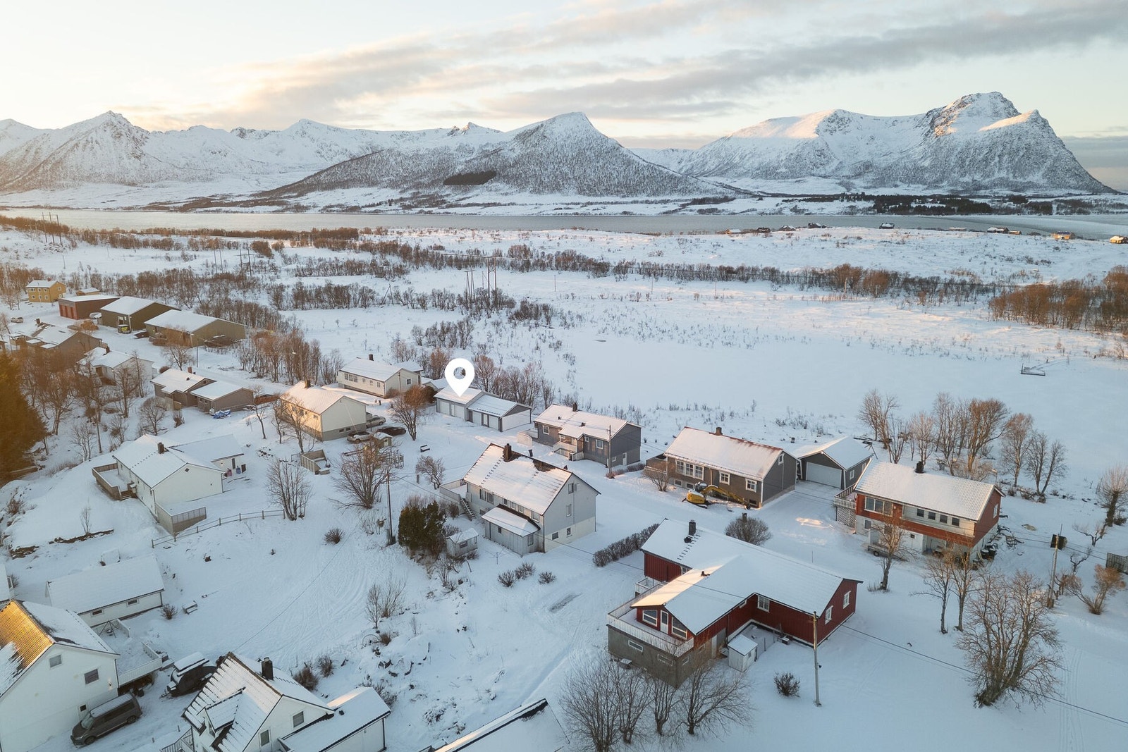 Frittstående garasje på tilleggstomten gnr. 9 bnr. 199 som tilhører eiendommen. Se punkt på bilde for plassering. Galleribilde