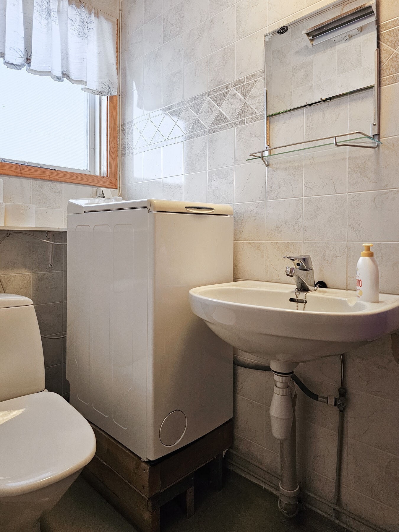 Bad/vaskerom i utleiedel fra byggeår. Galleribilde