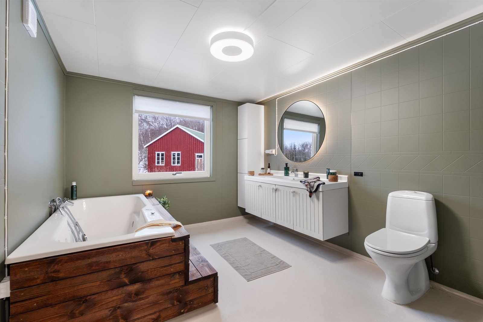Her finner du toalett, badekar og baderomsinnredning. Galleribilde