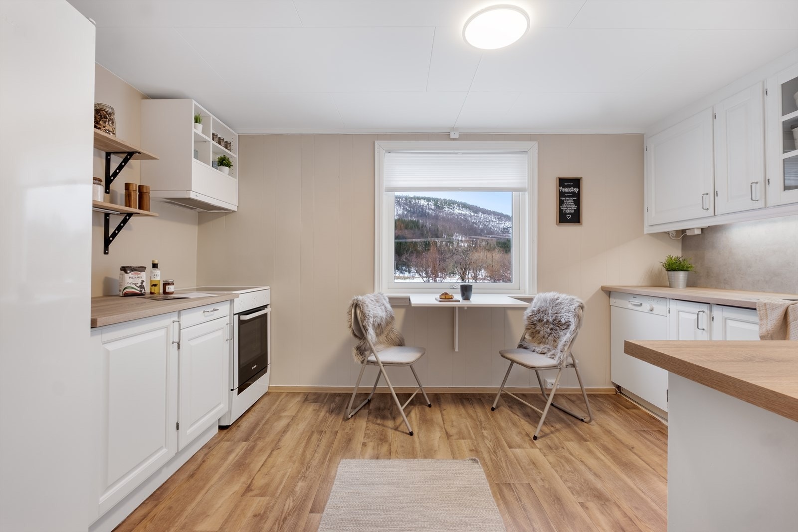 Kjøkkeninnredningen er i nyere tid modernisert med ny benkeplate, ny oppvaskkum og blandebatteri, samt malt kjøkkenfronter og byttet håndtak Galleribilde