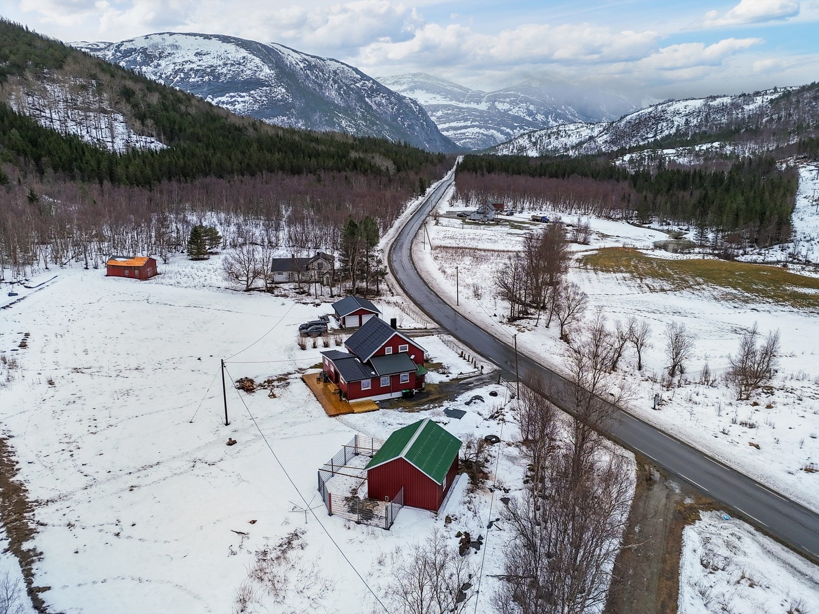 Eiendommen er romslig og bebygd med enebolig, dobbelgarasje samt uthus med hundegård - Tomten er opparbeidet med bl.a. innkjørsler, hage og markterrasse Galleribilde