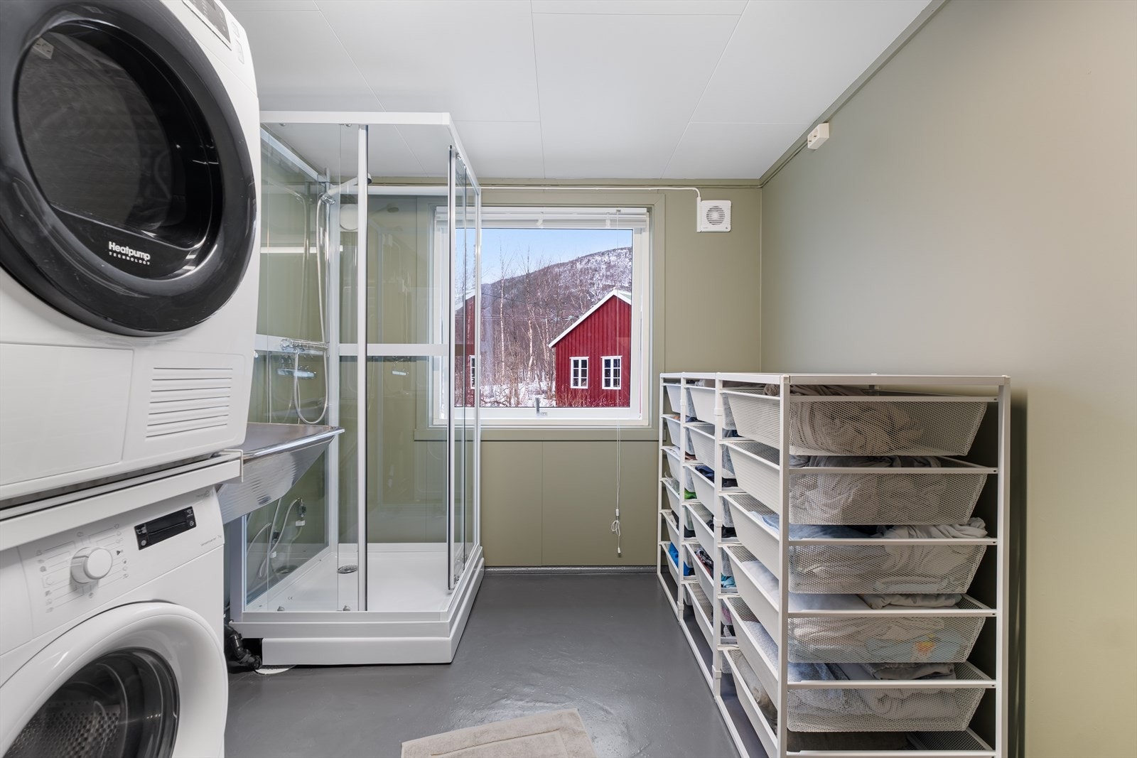 Her finner du dusjkabinett, utslagsvask og opplegg for vaskemaskin/tørketrommel Galleribilde