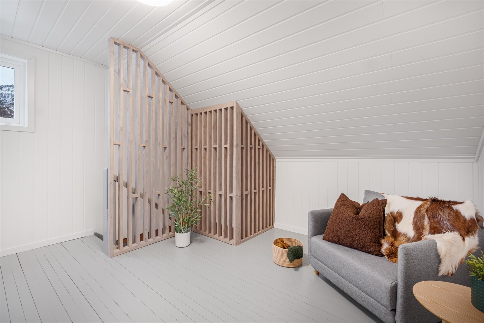 Beveger du deg opp i 2. etasje finner du gang, loftstue og to soverom Galleribilde