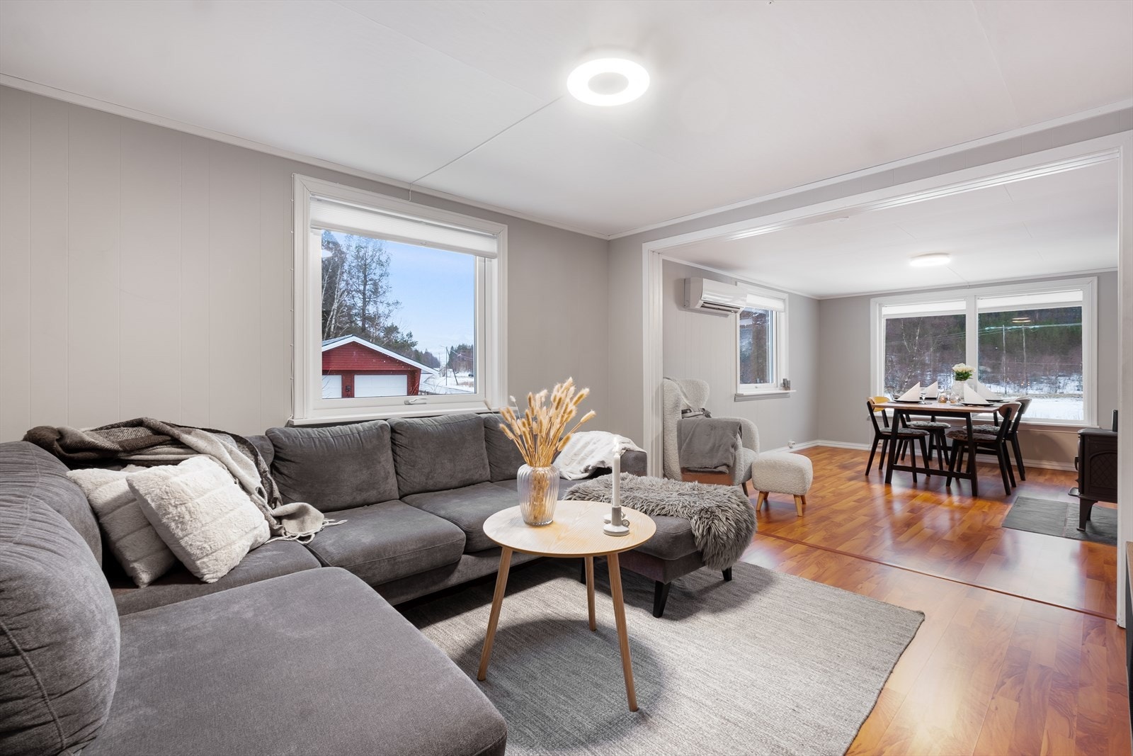 Stuen har store vindusflater som skaper en lys og luftig atmosfære - Det er i nyere tid skiftet 7 vinduer rundt om i huset Galleribilde
