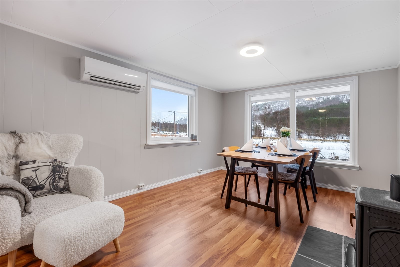 Spisestuen har god plass til langbord, så her kan du enkelt samle hele familien for hyggelige sammenkomster Galleribilde